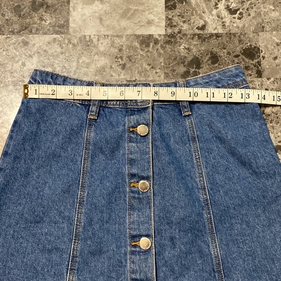 H&M Front Button Denim Skirt - Size 2 - Picture 5 of 9